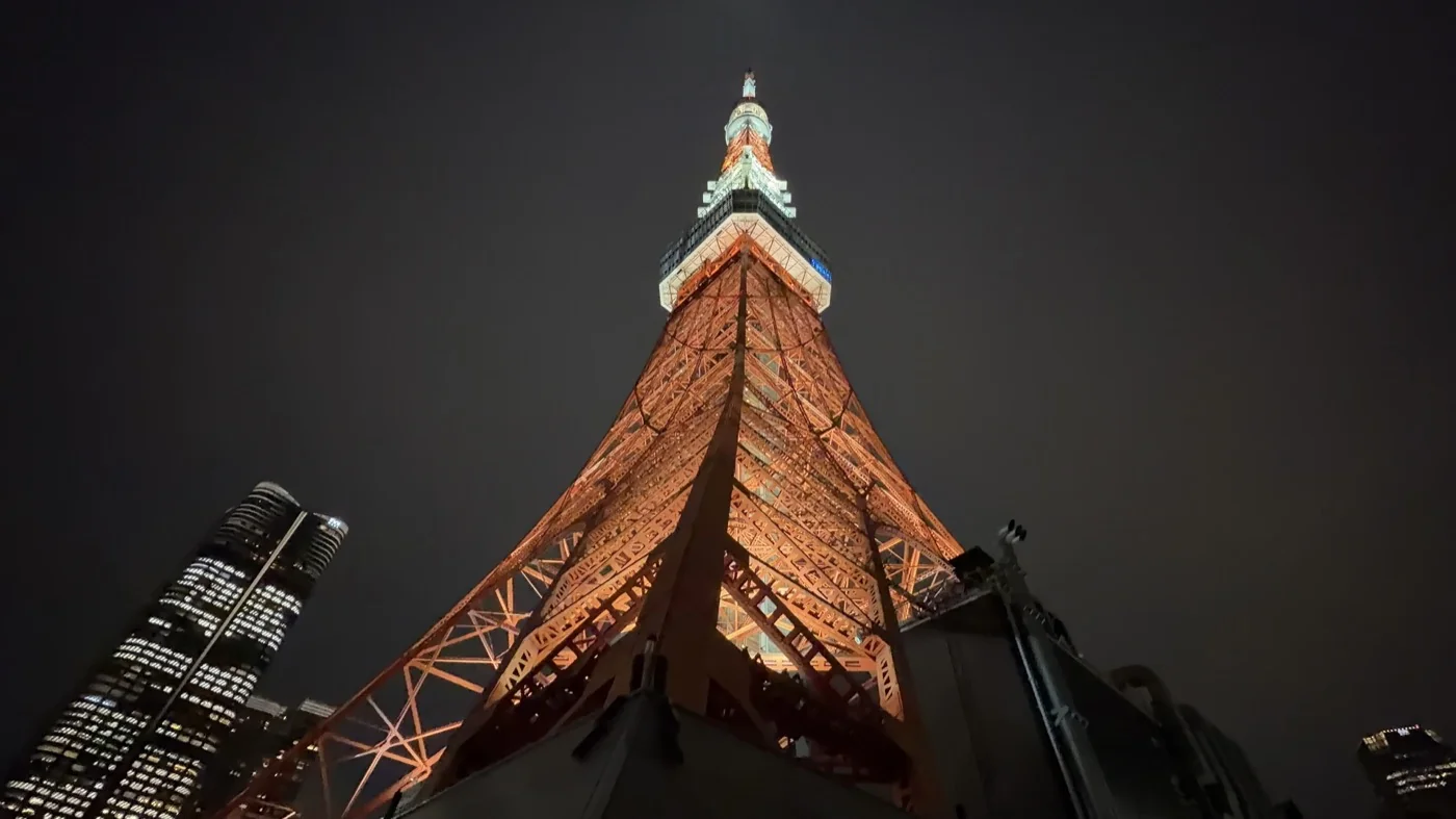 Tokyo Tower iluminada à noite, fotografada por Bruno